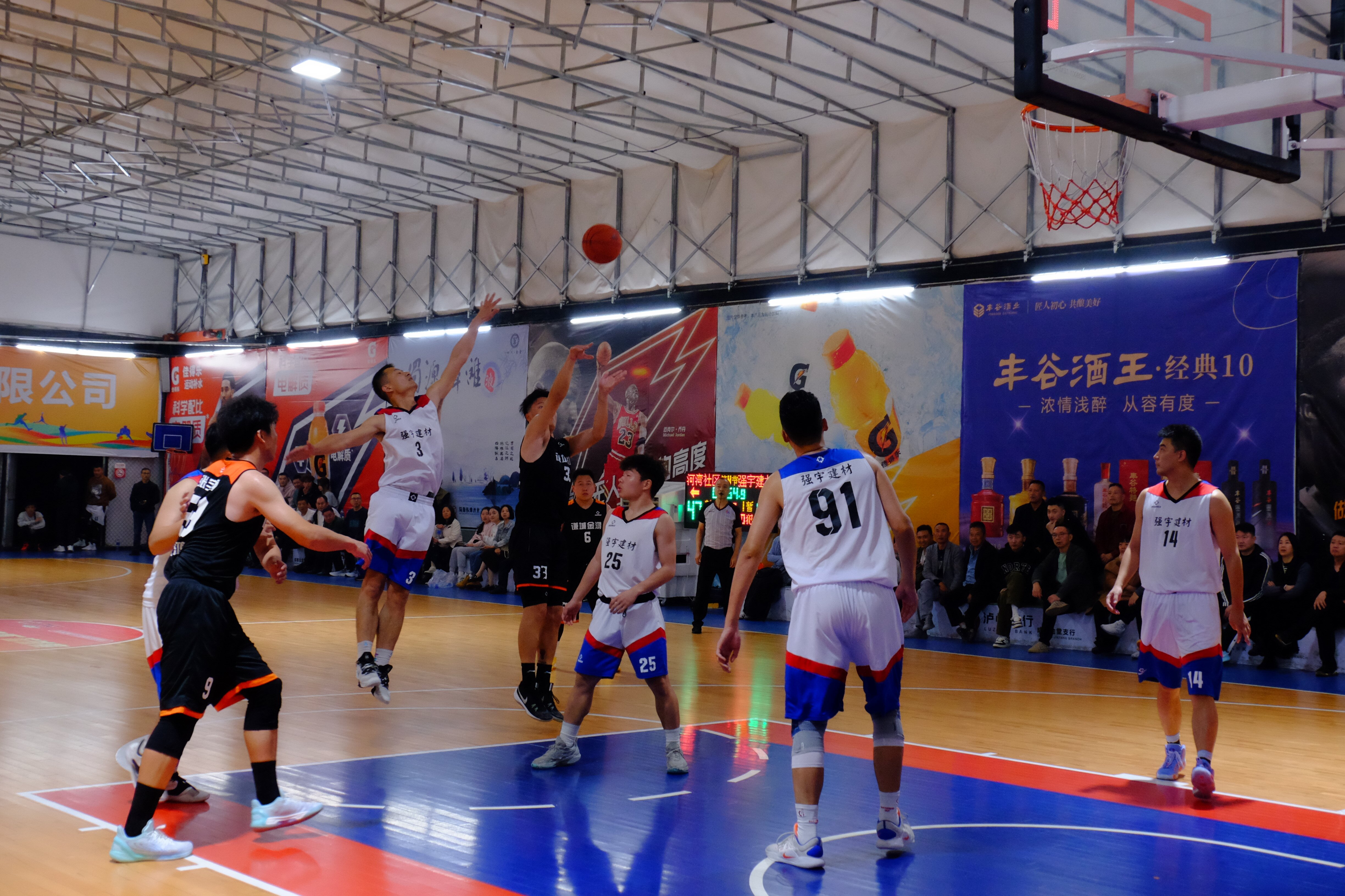 篮球赛场上选手激烈对决争夺冠军 篮球赛场上选手激烈对决争夺冠军