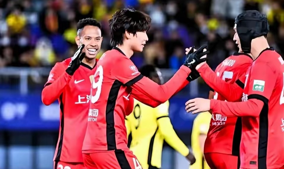 上港主场大胜,实力压制对手,稳坐榜首 上港主场大胜,实力压制对手,稳坐榜首